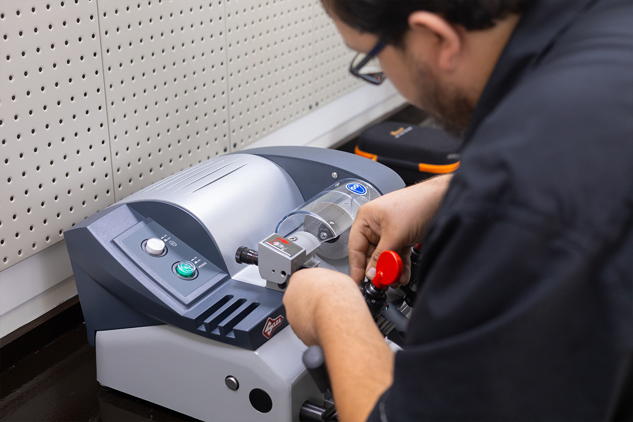 Summerville Locksmith Store techican cutting keys